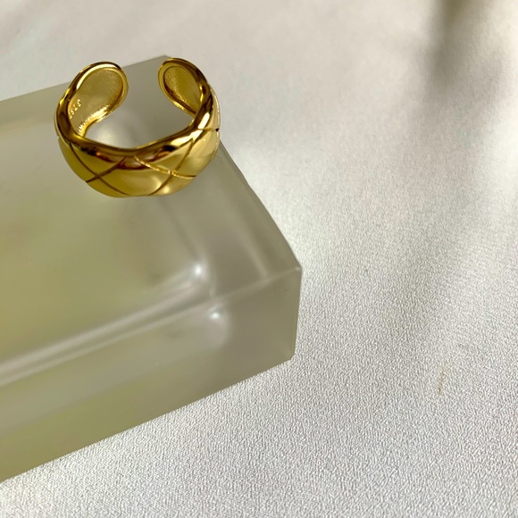 Bold Gold Crisscross Pattern Ring - Picture 3 of 6